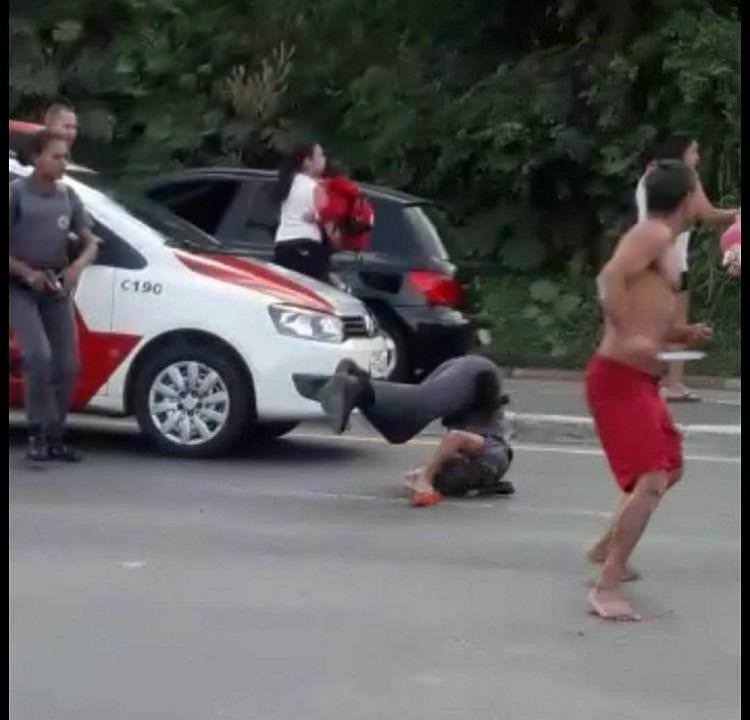 Homem parte para cima de PM com faca na mão (veja o vídeo)