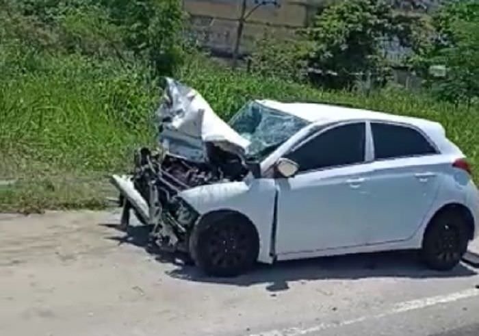 Carro fica a frente destruída em acidente na Avenida Brasil Veja o