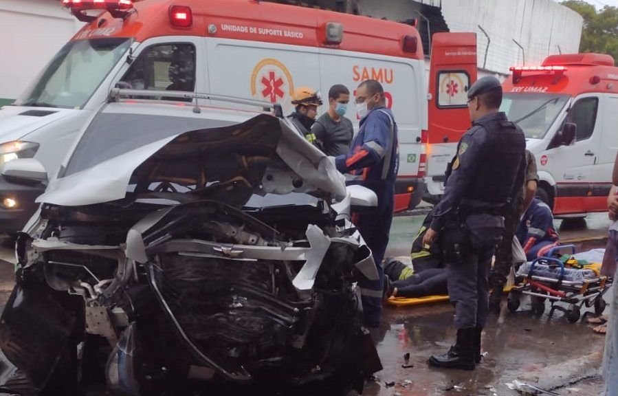 URGENTE Mulher Fica Presa Nas Ferragens Em Grave Acidente Em Frente De