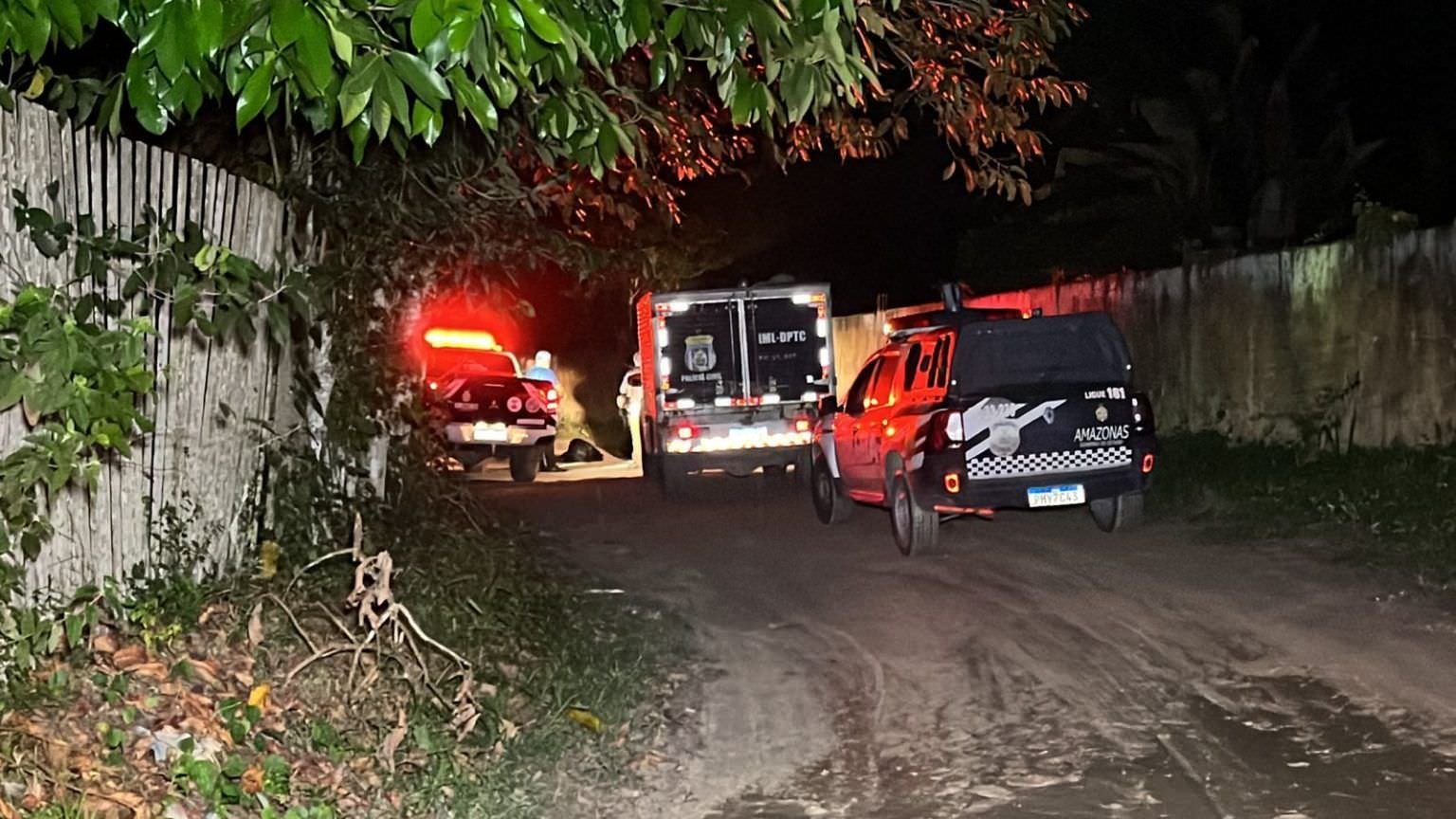 Corpo Achado Faca Cravada No Peito Em Manaus Imagens Fortes