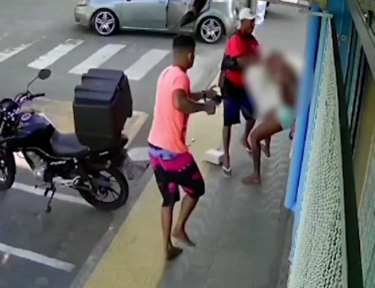 Vídeo mostra jovem sendo sequestrada pelo tribunal do crime Dia a