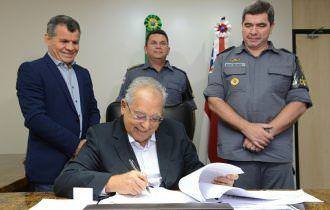 Governador Amazonino Mendes assina promoção de mais 2.096 policiais militares
