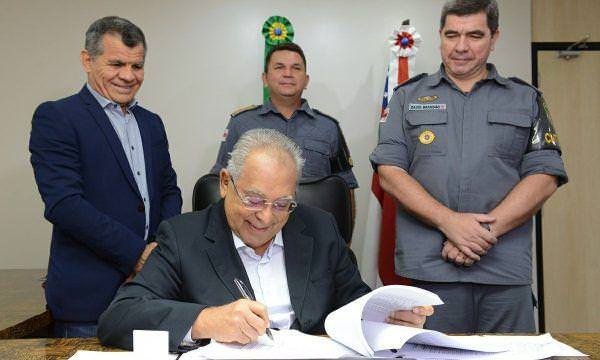 Governador Amazonino Mendes assina promoção de mais 2.096 policiais militares