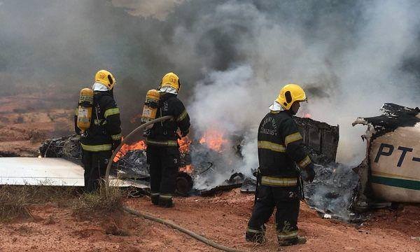 Homem é visto correndo com malote depois de queda de avião próximo ao aeroclube