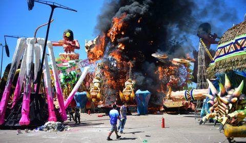 Incêndio destrói alegoria do Caprichoso nas vésperas do festival