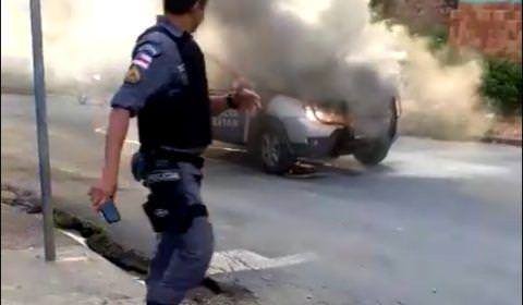 Internautas filmam viatura da Polícia Militar do Amazonas pegando fogo