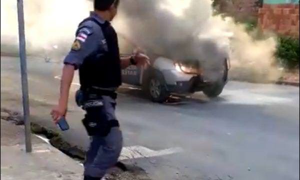 Internautas filmam viatura da Polícia Militar do Amazonas pegando fogo