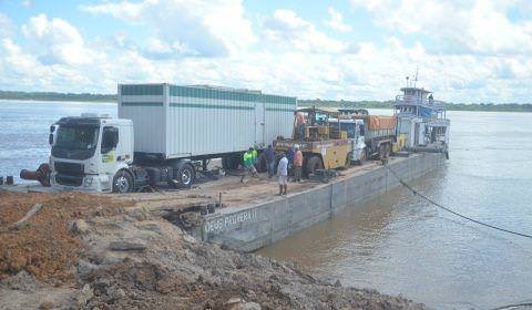 Manicoreenses festejam chegada de balsa com equipamentos para recuperação das ruas do município