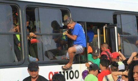 Em sétimo dia de greve, manifestantes tocam fogo em ônibus