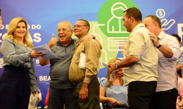 Governador Amazonino Mendes entrega implementos mesmo com proibição do MPE 