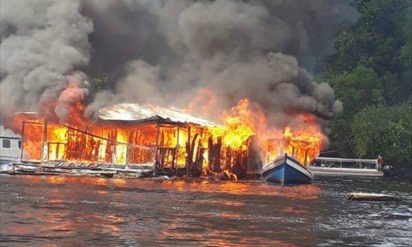 Incêndio destrói Flutuante e embarcação na Marina do Davi