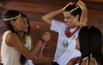 Miss Brasil Mayra Dias visita comunidade no Rio Negro e conhece o projeto Repórteres da Floresta, da FAS