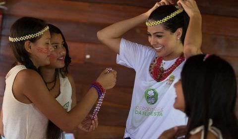 Miss Brasil Mayra Dias visita comunidade no Rio Negro e conhece o projeto Repórteres da Floresta, da FAS