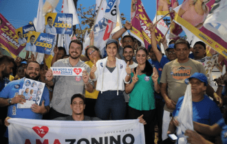 Na Matinha, Rebecca apresenta propostas e visita moradora mais antiga do bairro