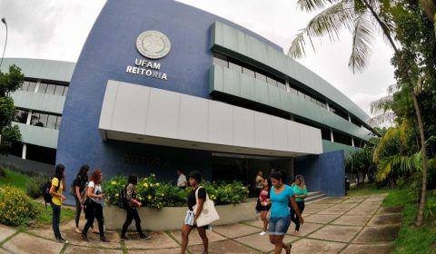 Ufam aplica provas do concurso para técnico-administrativos para mais de 5 mil pessoas