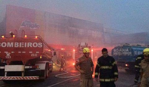 Incêndio destrói supermercado Big Amigão no bairro Compensa