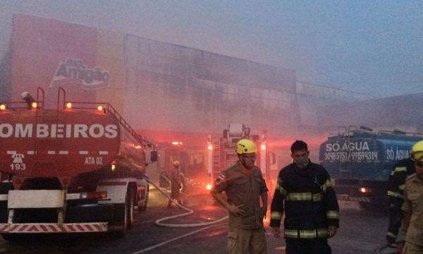 Incêndio destrói supermercado Big Amigão no bairro Compensa