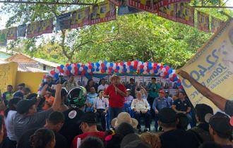 Moradores de Silves recebem Amazonino com festa