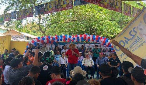 Moradores de Silves recebem Amazonino com festa