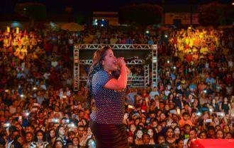 Cassiane faz show para multidão, em Presidente Figueiredo