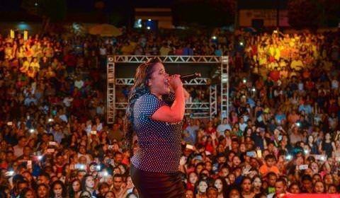 Cassiane faz show para multidão, em Presidente Figueiredo