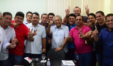 Prefeitos dizem que não é hora de brincar com futuro do estado