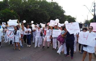 Funcionários da saúde fazem protesto por conta de salários atrasados