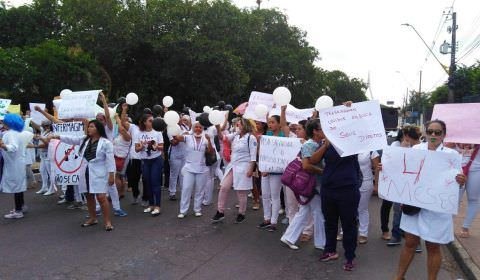 Funcionários da saúde fazem protesto por conta de salários atrasados
