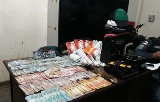 Polícia Militar "estoura" boca de fumo, prende traficantes e apreende drogas, dinheiro e objetos em Tefé