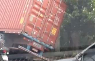 Carreta tomba e deixa trânsito congestionado na Torquato Tapajós