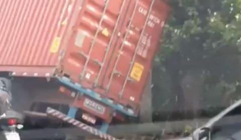 Carreta tomba e deixa trânsito congestionado na Torquato Tapajós