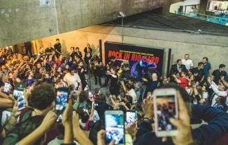 Capital Inicial agita metrô em São Paulo no esquenta para venda do Rock in Rio Card, dia 12