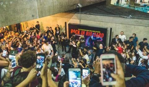 Capital Inicial agita metrô em São Paulo no esquenta para venda do Rock in Rio Card, dia 12
