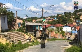 Policiais militares do Grupamento Marte desativam granada no Aliança com Deus