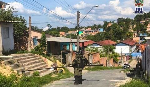 Policiais militares do Grupamento Marte desativam granada no Aliança com Deus
