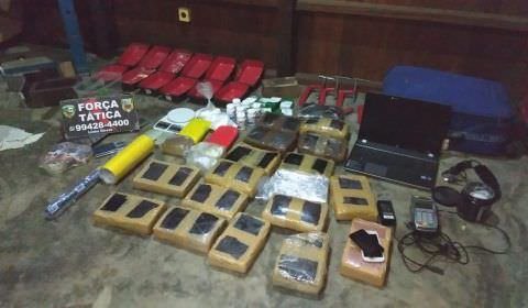Força Tática prende cinco e desmancha laboratório de drogas e cultivo de maconha