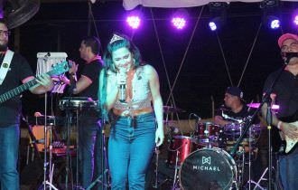 Cantora Vanessa Auzier agita a noitada manauara tocando todos o Hits do momento 