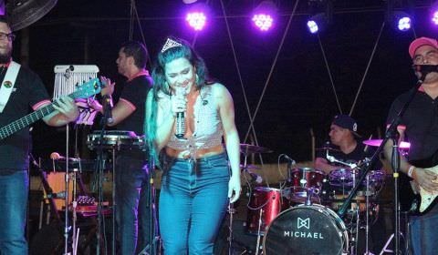 Cantora Vanessa Auzier agita a noitada manauara tocando todos o Hits do momento 