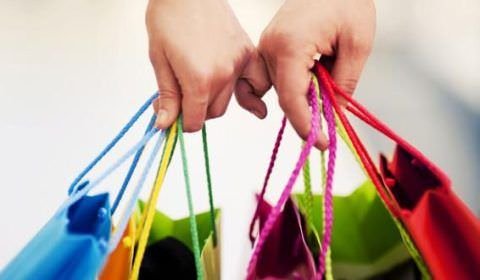 Consumidores devem passar o Réveillon com roupa nova, mostra levantamento da CNDL/SPC Brasil