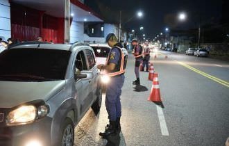 PM prende oito pessoas, apreende uma menor e recupera três veículos em Manaus