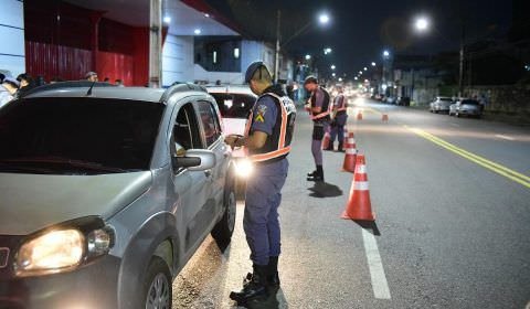 PM prende oito pessoas, apreende uma menor e recupera três veículos em Manaus