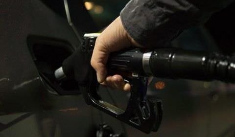 Preços de combustíveis variam e gasolina comum é vendida entre R$ 3,39 e R$ 3,89