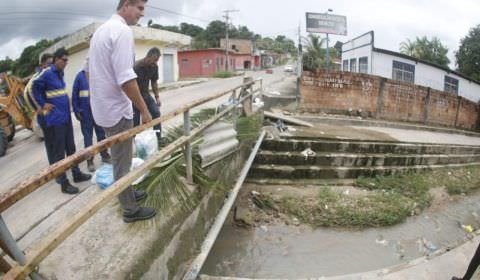 Parque São Pedro recebe serviços de drenagem e tapa-buracos
