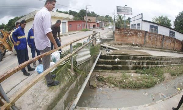 Parque São Pedro recebe serviços de drenagem e tapa-buracos