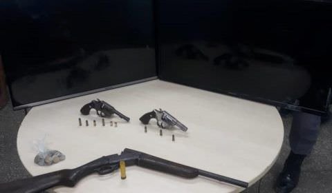 PM liberta família e prende na zona leste quadrilha de assaltantes de residências