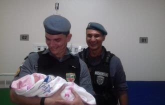 Policiais Militares auxiliam em um parto na zona leste de Manaus