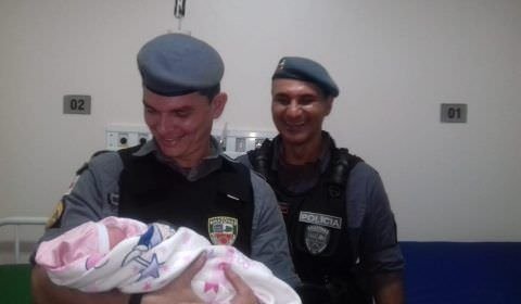 Policiais Militares auxiliam em um parto na zona leste de Manaus