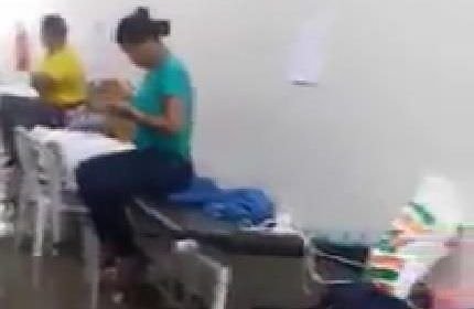 Pacientes ficam ‘pendurados’ após chuva alagar hospital em Manaus