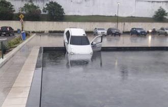 Táxi cai no espelho d’água da Aleam