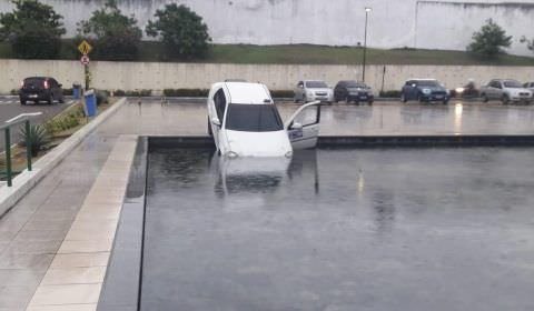 Táxi cai no espelho d’água da Aleam